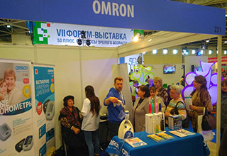 множество посетителей выставки ознакомились с медтехникой OMRON и CS Medica