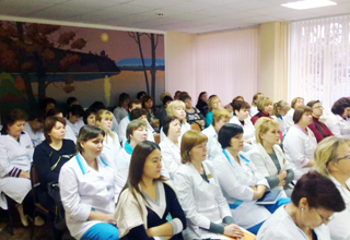 Более 50-ти докторов приняли участие в мероприятии, собравшись в конференц-зале поликлиники