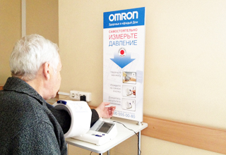 Специалисты компании «СиЭс Медика Омск» вместе с врачами измеряли артериальное давление автоматическим тонометром OMRON SpotArm I-Q142