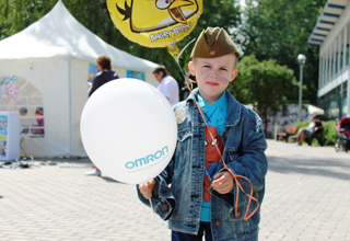 Малыши, которые пришли в День России в парк «Северное Тушино», получали в подарок шарики, пока их родители узнавали о благотворительной акции «Вместе дарим жизнь»