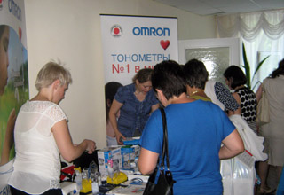 Посетители выставки получали комплекты с материалами по медицинской технике OMRON и информацию о сервисном обслуживании  