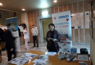 Компания «СиЭс Медика Башкортостан» на специально оборудованном стенде демонстрировала врачам функций разных моделей тонометров OMRON