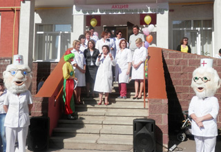В день акции территория детской поликлиники была красочно оформлена, играла веселая музыка