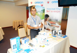 Перед началом мероприятия сотрудники компании «СиЭс Медика Астрахань» организовали работу на стенде с медицинской техникой OMRON и CS Medica