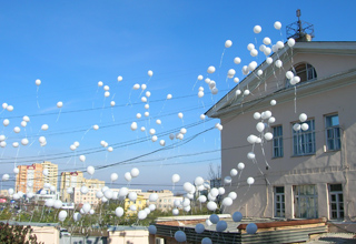 Завершилось действо символичным запуском 215 белых шаров – за каждый прожитый больницей год