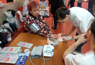 Представители компании «СиЭс Медика Иваново»  совместно с волонтерским движением Иваново измеряли артериальное давление тонометром OMRON M3 Expert