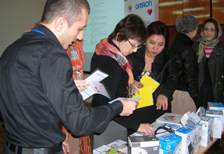Компания «СиЭс Медика Астрахань» разместила стенд с приборами OMRON, где участники задавали вопросы и получали исчерпывающие ответы и консультации