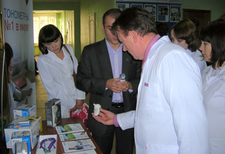 Перед стендом компании «СиЭс Медика Астрахань» периодически собиралась целая аудитория врачей - участников конференции