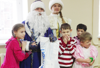 Дед Мороз и Снегурочка пришли поздравить ребят с наступающим праздником