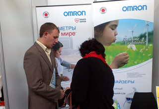 На стенде компании «Си ЭС Медика Сибирь» специалисты консультировали участников круглого стола относительно технологических особенностей и медицинских аспектов использования медицинской техники OMRON