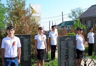 В ознаменовании Праздника Победы в Астрахани состоялось торжественное возложение венков к обелиску у Вечного огня в Братском саду