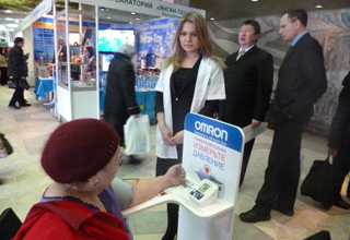 Сотрудники компании «СиЭс Медика Башкортостан» измеряли артериальное давление участникам с помощью тонометров OMRON