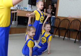 Приятным сюрпризом для участников было выступление детской танцевальной хореографической группы под девизом «Будь здоров!»