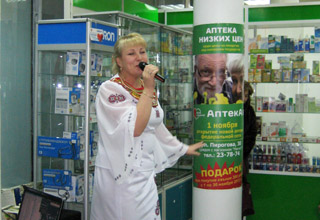 На открытии был праздничный концерт с участием звезды чувашской эстрады Алёны Сергеевой, веселые конкурсы и игры для покупателей