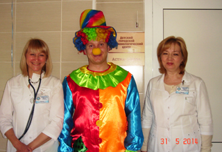 Перед кабинетами врачей и детишек встречал веселый клоун