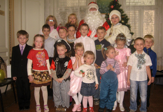 Каждый Новый год Аллергологический Центр г. Саратова организует праздничную елку для детей, больных бронхиальной астмой