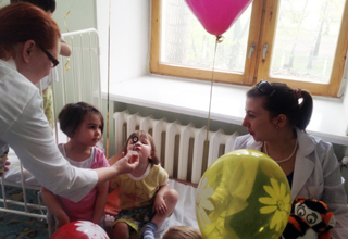 Компания Teva устроила праздник для детишек, а компания «СиЭс Медика Кемерово» дарила приборы, в том числе небулайзеры OMRON