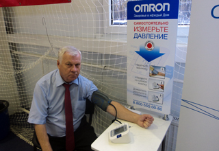Стенд OMRON для самостоятельного измерения артериального давления