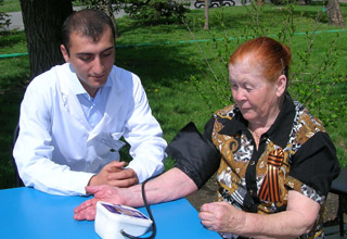 В этот день в городском Братском саду компания «СиЭс Медика Астрахань» разместила столик по измерению давления тонометром OMRON для бесплатного контроля АД