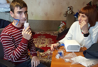 Сотрудники компании «СиЭс Медика Липецк» подарили мальчику-инвалиду небулайзер OMRON Comp Air C28