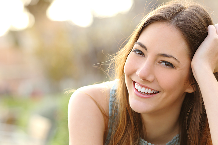 Установка брекетов позволит выровнять зубы и сделать улыбку красивой. При ношении брекетов важно использовать ирригатор для гигиены полости рта