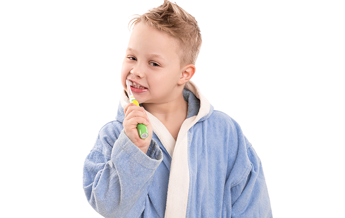 мальчик чистит зубы детской щеткой CS Medica CS-562 Junior