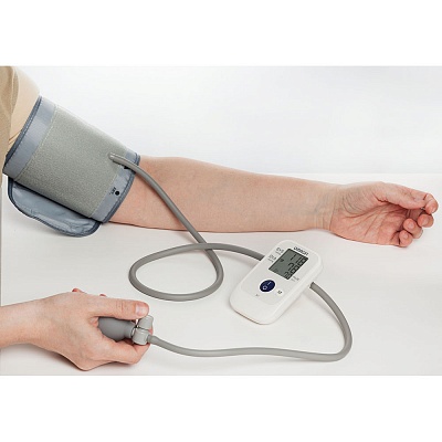 
                Тонометр OMRON S1 полуавтоматический, прибор в работе