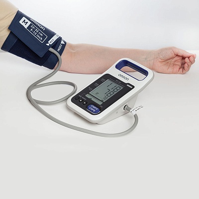 
                Тонометр OMRON HPB-1300, в работе