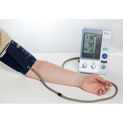 
                Профессиональный тонометр OMRON 907, в работе