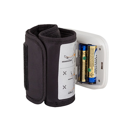 
                Запястный тонометр OMRON RS3, вид сзади, открытый отсек с батарейкой