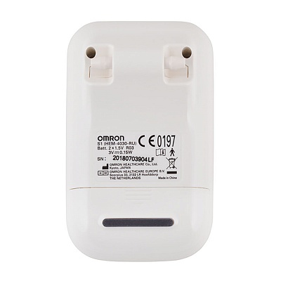 
                Тонометр OMRON S1 полуавтоматический, отсек для батареек закрыт, вид сзади