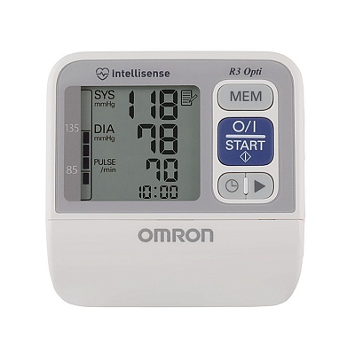
                Тонометр на запястье OMRON R3 Opti, фронтальный вид, дисплей включен