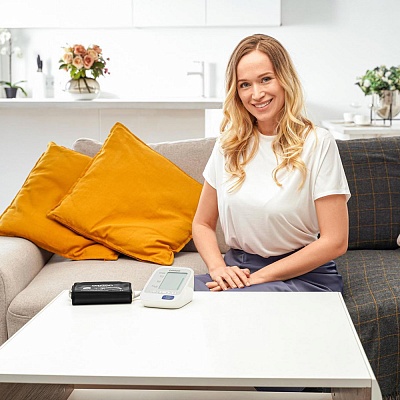 
                Тонометр OMRON M3 Expert, прибор может работать от батареек или от электрической сети