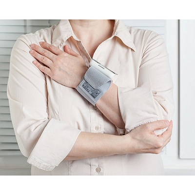 
                Запястный тонометр OMRON R5 Prestige, прибор в работе