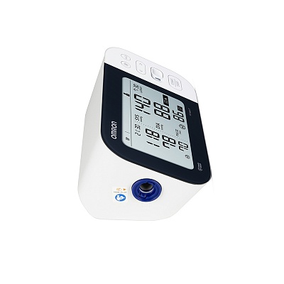 
                Автоматический тонометр на плечо OMRON M7 Intelli IT NEW, с помощью Bluetooth показания можно передать в приложение OMRON connect на смартфоне или планшете