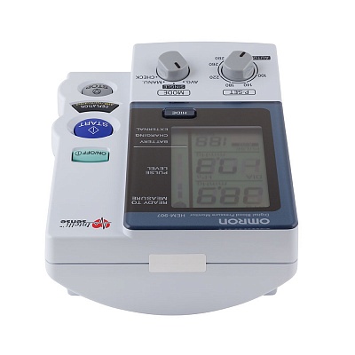 
                Профессиональный тонометр OMRON 907, вид спереди, дисплей выключен