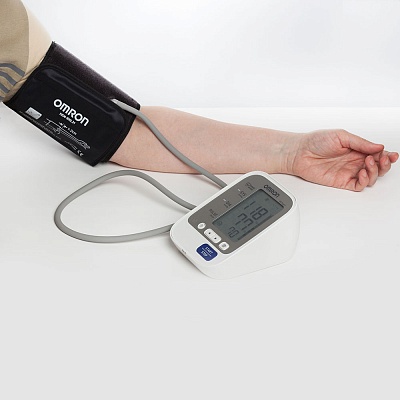 
                Тонометр OMRON M3 Expert, прибор в работе