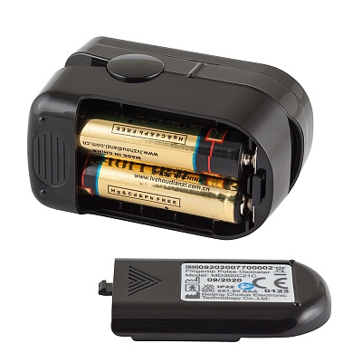 
                Пульсоксиметр MD300C21C черный, открытый отсек для батареек, крышка отсека, 2 батарейки ААА