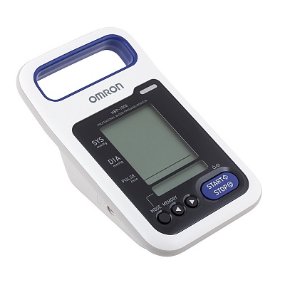 
                Тонометр OMRON HPB-1300, прибор с включенным дисплеем