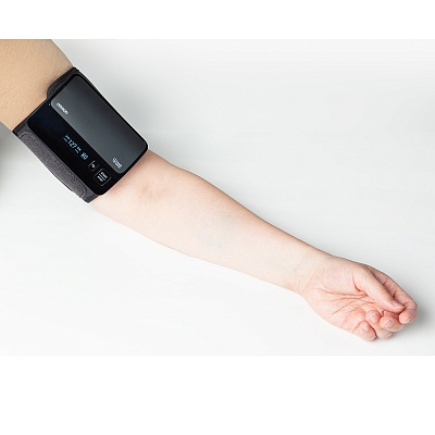 
                Тонометр OMRON EVOLV, удобная манжета для комфортного измерения