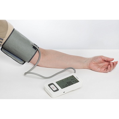 
                Тонометр OMRON MIT Elite, прибор в работе