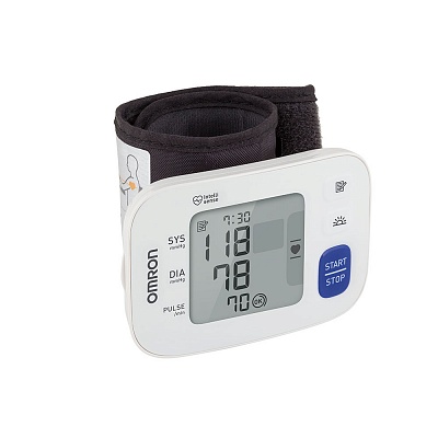
                Запястный тонометр OMRON RS3, прибор с включенным дисплеем