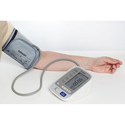 
                Тонометр OMRON M6, прибор в работе