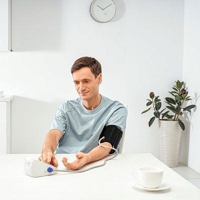 
                Тонометр OMRON M3 Expert, совместим с приложением OMRON connect