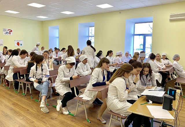 Студенты 2 курса медицинского колледжа ФГБОУ ВО РостГМУ на конференции
