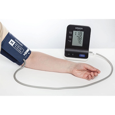 
                Профессиональный тонометр OMRON HPB-1100, прибор в работе