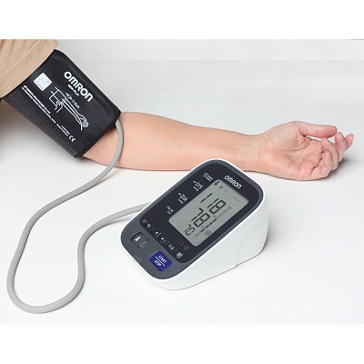 
                Автоматический тонометр OMRON M7 Intelli IT, прибор в работе