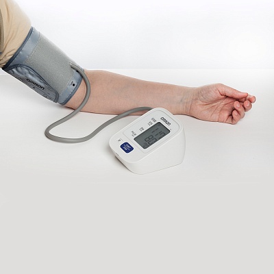 
                Тонометр OMRON 711, прибор в работе