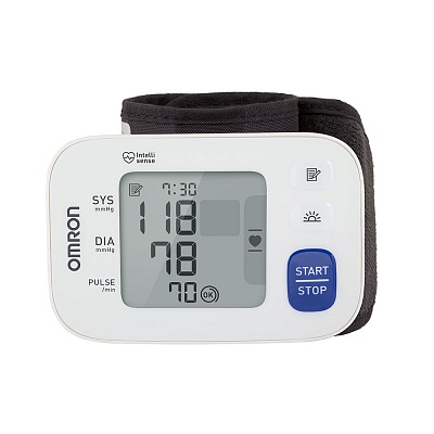 
                Запястный тонометр OMRON RS3, фронтальный вид прибора с манжетой