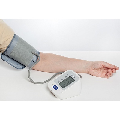 
                Тонометр OMRON M2 Basic, в работе